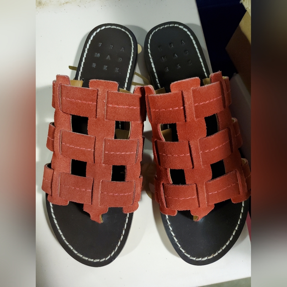 Sz 7B nib $368 Trademark flats